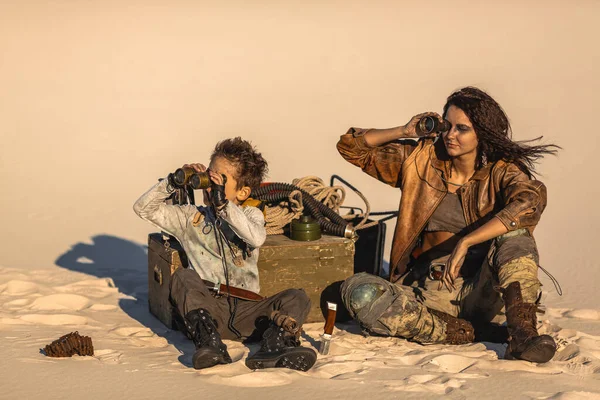 Femme et garçon post-apocalyptiques à l'extérieur dans un désert — Photo