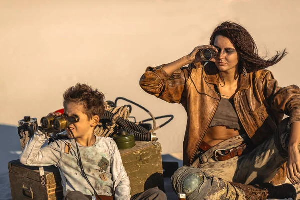 Pós-apocalíptico mulher e menino ao ar livre em um deserto — Fotografia de Stock