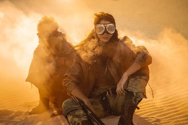 Femme et garçon post-apocalyptiques à l'extérieur dans un désert — Photo