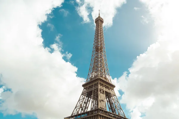 Eiffelova věž a tvar srdce v mracích — Stock fotografie