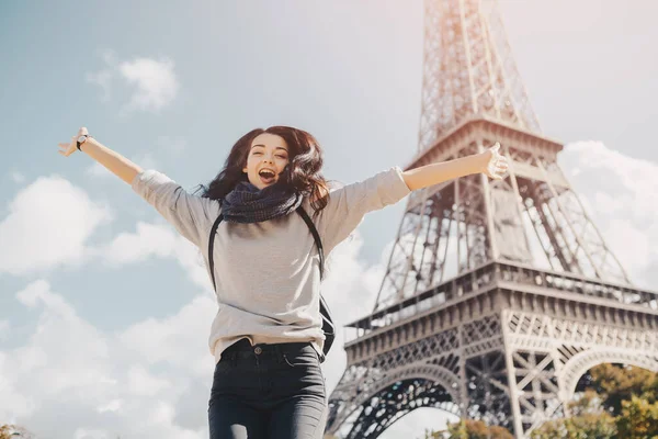 Woman Against Eiffel Tower στο Παρίσι — Φωτογραφία Αρχείου