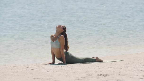 Utomhus Motion av sportig kvinna på stranden. — Stockvideo