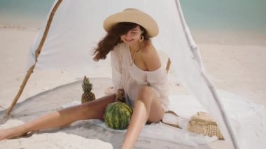 Tropik Sahilde Karpuz Yiyen Kadın