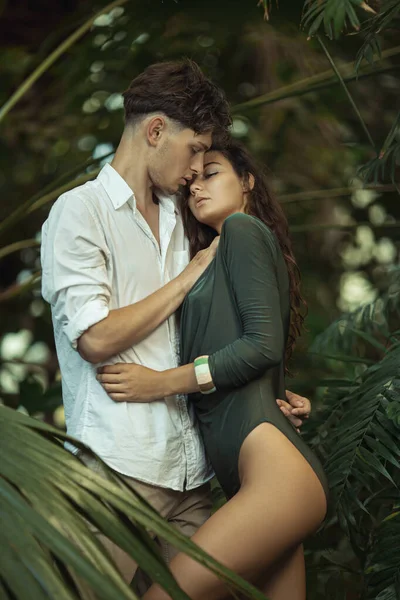 Pareja romántica enamorada de pie en la selva tropical —  Fotos de Stock