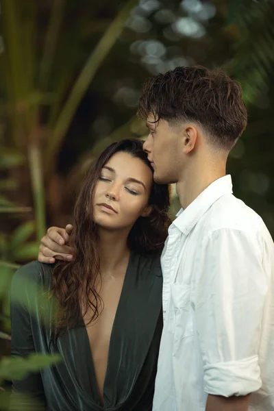 Romantikus szerelmespár áll a trópusi dzsungelben — Stock Fotó