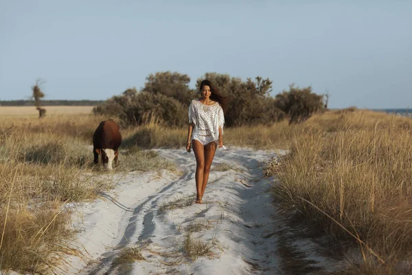 Женщина, гуляющая по пляжу во время отпуска — стоковое фото