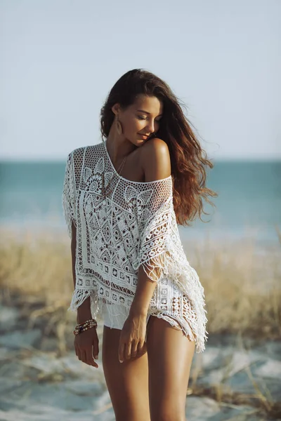 Femme se reposant sur la plage pendant les vacances — Photo