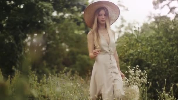 Mujer con flores en la naturaleza en el verano. — Vídeos de Stock