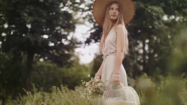 Mulher com flores na natureza no verão. — Vídeo de Stock