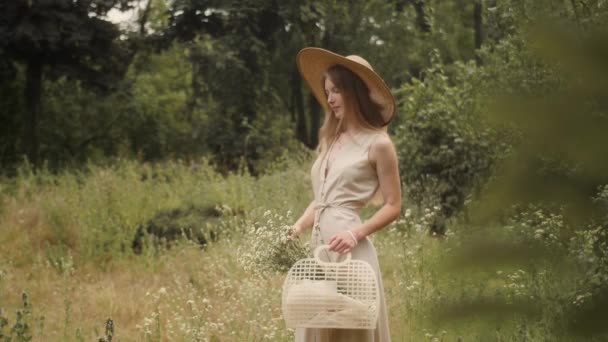Kvinna med blommor i naturen på sommaren. — Stockvideo