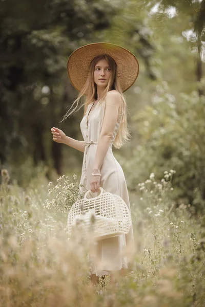 Donna con fiori in natura in estate. — Foto Stock