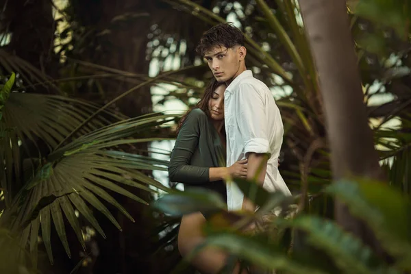 Couple romantique amoureux debout dans la jungle tropicale — Photo