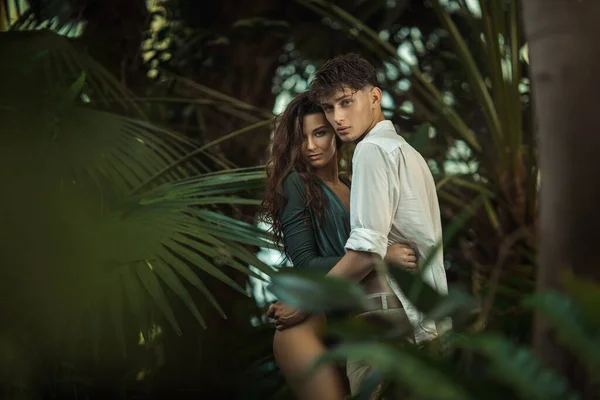 Romantikus szerelmespár áll a trópusi dzsungelben — Stock Fotó