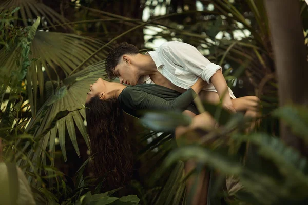 Casal romântico apaixonado em pé na selva tropical — Fotografia de Stock