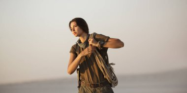 Çölde İpi Olan Maceracı Hazine Avcısı