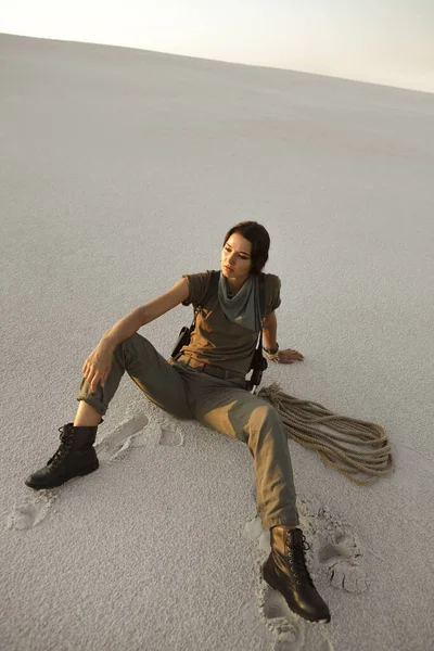 Aventurero cazador de tesoros con una cuerda en el desierto — Foto de Stock