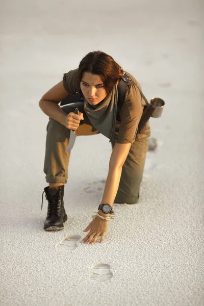 Kalandor Kincsvadász nő a sivatagban — Stock Fotó