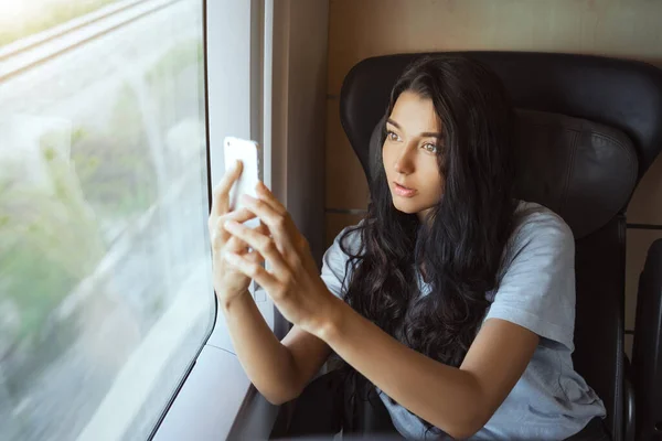 Donna turistica che viaggia in treno con Smartphone. — Foto Stock