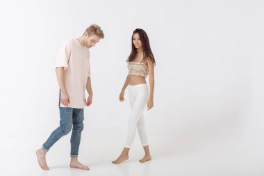 Stüdyoda poz veren şık bir kadın ve erkek.