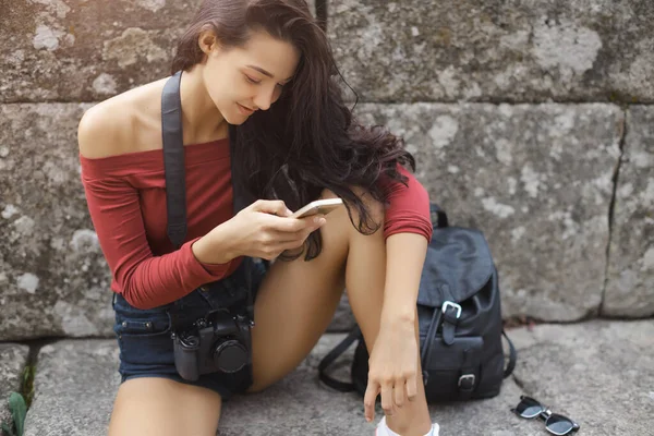 Egy nő hátizsákkal, telefonnal és kamerával a City Streeten — Stock Fotó