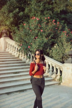 Şehir parkında sırt çantalı bir kadın.