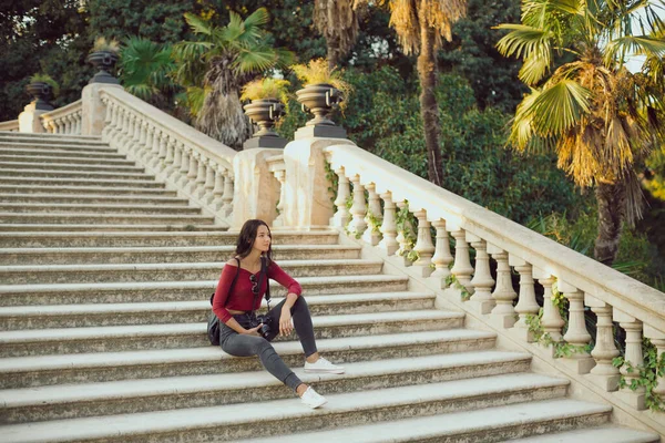 Donna con uno zaino nel parco cittadino — Foto Stock