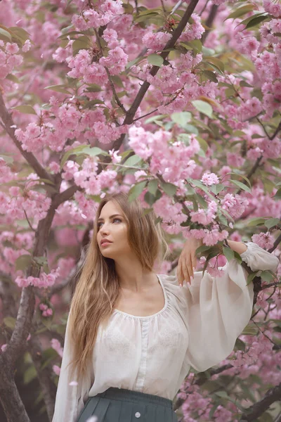 Femme à la floraison Sakura arbre sur la nature — Photo