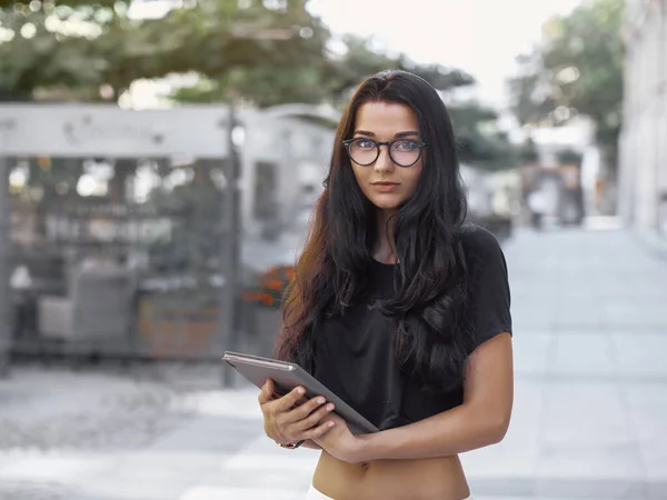 Frau mit Tablet-PC draußen in der Stadt — Stockfoto