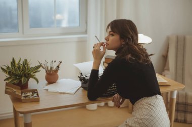 Kadın Yazar Kapalı Kapılar 'da daktilo üzerinde çalışıyor