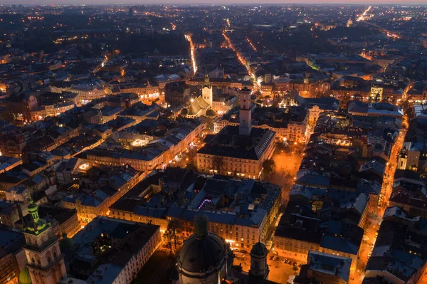 Luchtfoto Panorama uitzicht op de Europese stad Lviv Oekraïne 's nachts — Stockfoto