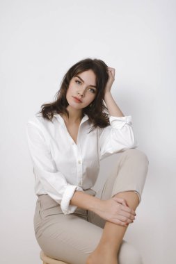 Beyaz Elbiseli Kadın Parlak Arkaplanda