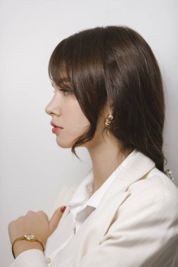 Beyaz Elbiseli Kadın Parlak Arkaplanda