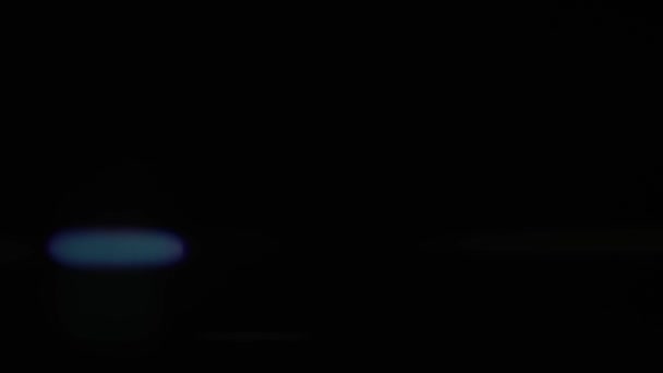 Siyah Arkaplanda Gerçek Anamorfik Alevler ve Işık Geçişi — Stok video
