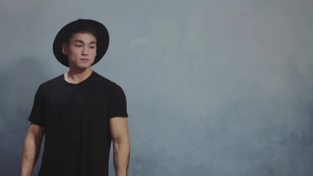 黒服のファッションアジア人男性屋内 — ストック動画