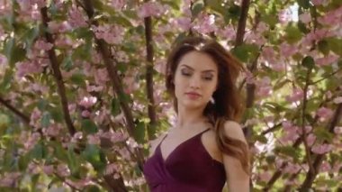 Sakura Ağacı Doğa Üzerine Çiçek açan Kadın