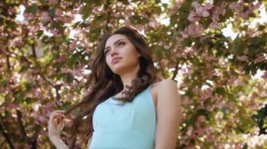 Sakura Ağacı Doğa Üzerine Çiçek açan Kadın