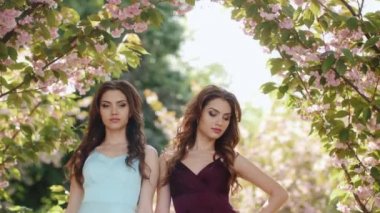 Doğadaki İki Kadın 'ın Bahar Güzelliği Portresi