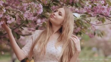 Doğanın Sakura Ağacında Çiçek açan Bir Kadının Bahar Güzellik Portresi