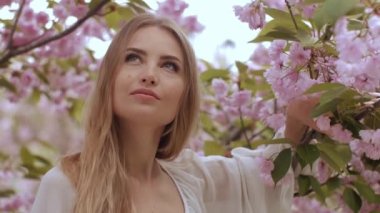 Doğanın Sakura Ağacında Çiçek açan Bir Kadının Bahar Güzellik Portresi