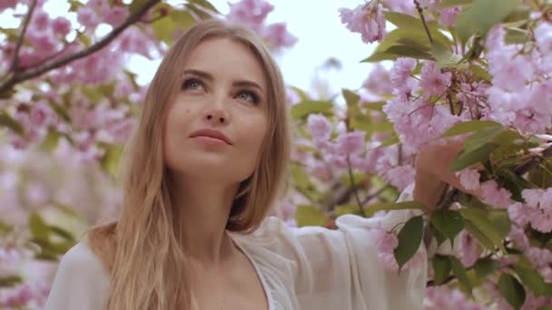 Wiosenny Portret Pięknej Kobiety na Kwitnącym Drzewie Sakura na Naturze — Wideo stockowe