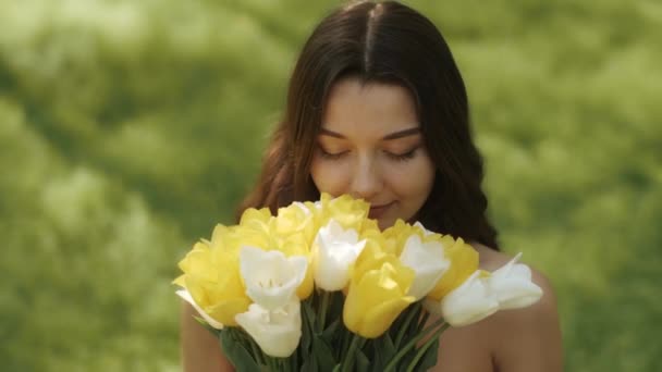 Donna con Bouquet dei Fiori di Primavera all'aperto — Video Stock