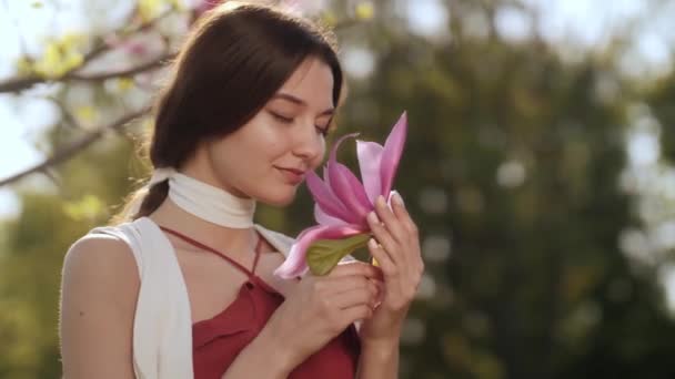 Retrato de belleza de primavera de una mujer con flores al aire libre — Vídeos de Stock
