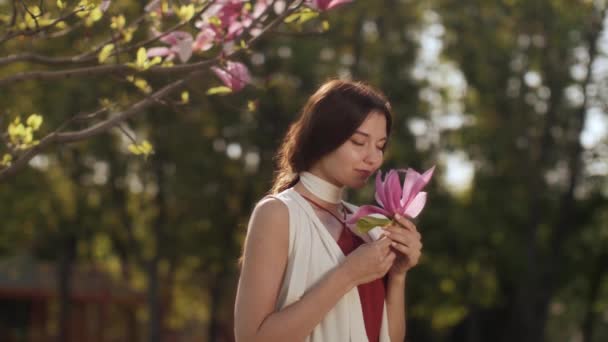 Primavera beleza retrato de uma mulher com flor ao ar livre — Vídeo de Stock