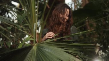 Tropikal Ormanda Duran Romantik Çift