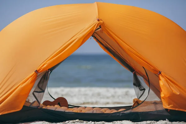 Namiot turystyczny na plaży morskiej — Zdjęcie stockowe