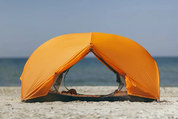 Toeristische Tent op Zee Strand — Stockfoto