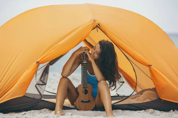 Donna con spiaggia di Ukulele Vacanze estive — Foto Stock