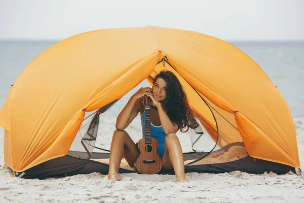 Donna con spiaggia di Ukulele Vacanze estive — Foto Stock