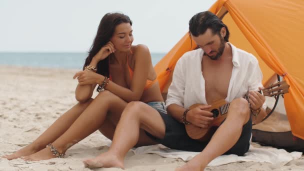Романтическая пара у палатки на пляже — стоковое видео