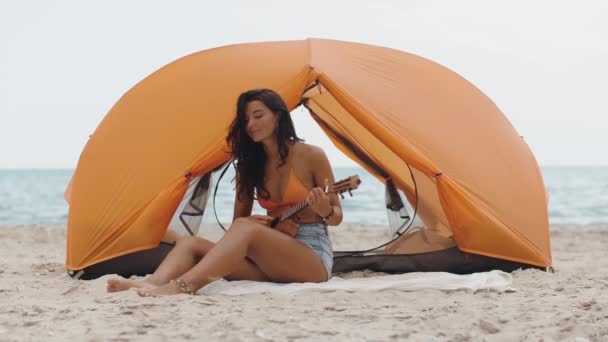 Vrouw met Ukulele Strand Zomer Vakantie — Stockvideo